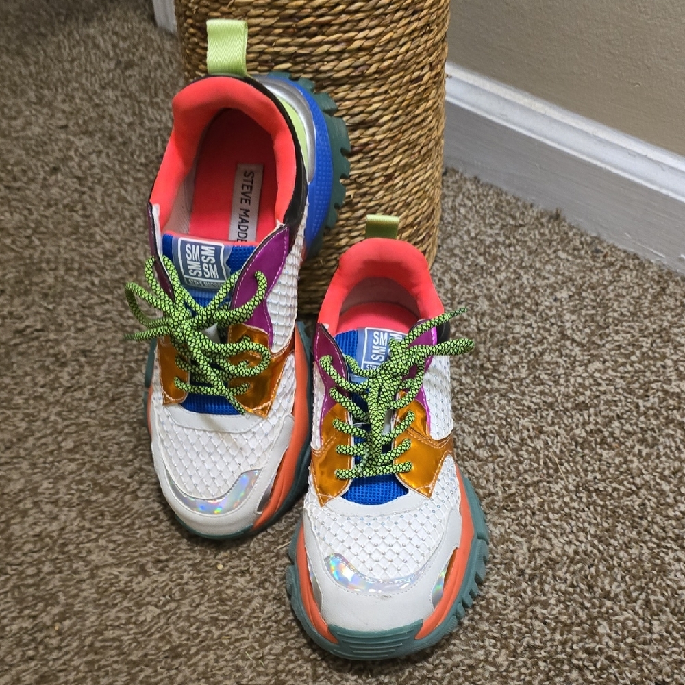 Steve Madden White and Orange Sneakers Vibrant Design